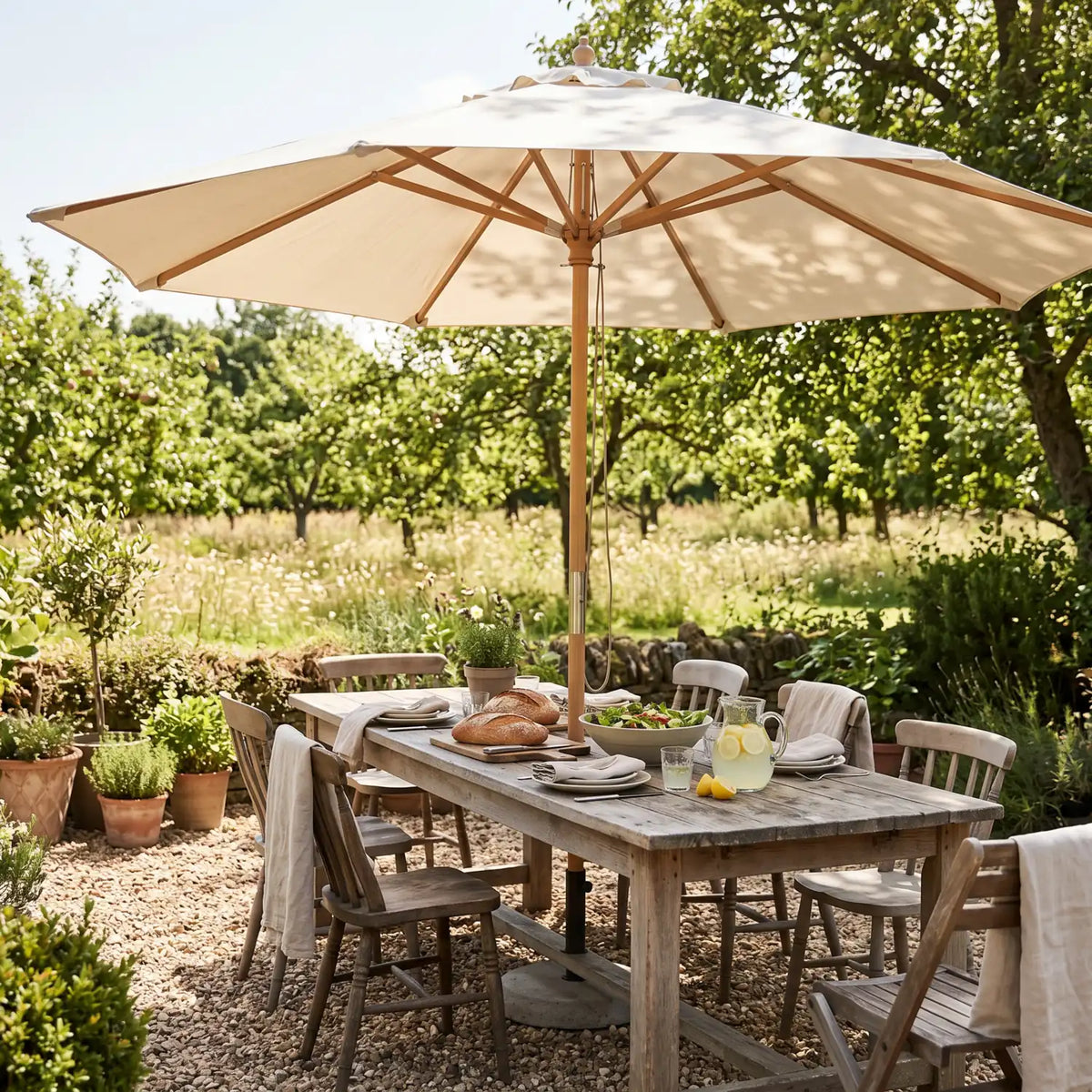 Geneve Parasol Ø2.5 m in Natural shading a garden dining table